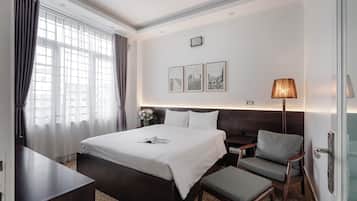Studio Suite Klasik, 1 Tempat Tidur Queen, pemandangan kota | Seprai premium, minibar, meja kerja, dan ruang kerja ramah laptop