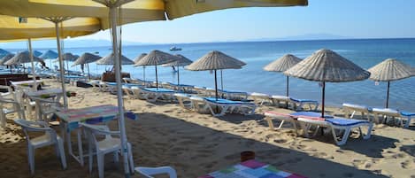 Playa privada en los alrededores, camastros y sombrillas