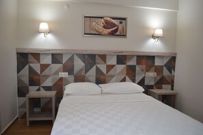 Premium bedding, minibar, in-room safe, desk - Megas Hotel (Ayvalik)