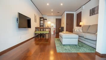 Apartemen Comfort, 1 kamar tidur, Bebas Asap Rokok, dapur | Area keluarga | TV layar datar dan pemutar DVD