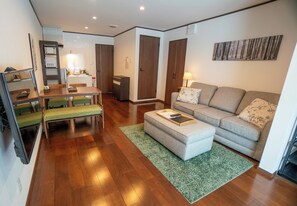 Apartamento Confort, 1 habitación, no fumadores, cocina | Zona de estar | Una televisión de pantalla plana, un reproductor de DVD