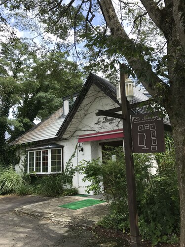 施設の正面 (日没後)