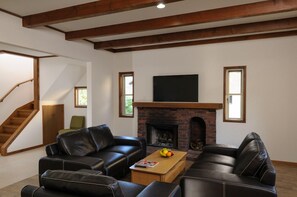 奢华木屋 ( C ) | 起居区 | 平板电视、DVD 播放器