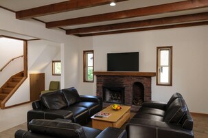 ラグジュアリー シャレー (  C  ) | リビング エリア | 薄型テレビ、DVD プレーヤー