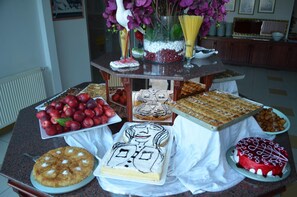 Breakfast, lunch and dinner served - Kalif Hotel (Ayvalik)