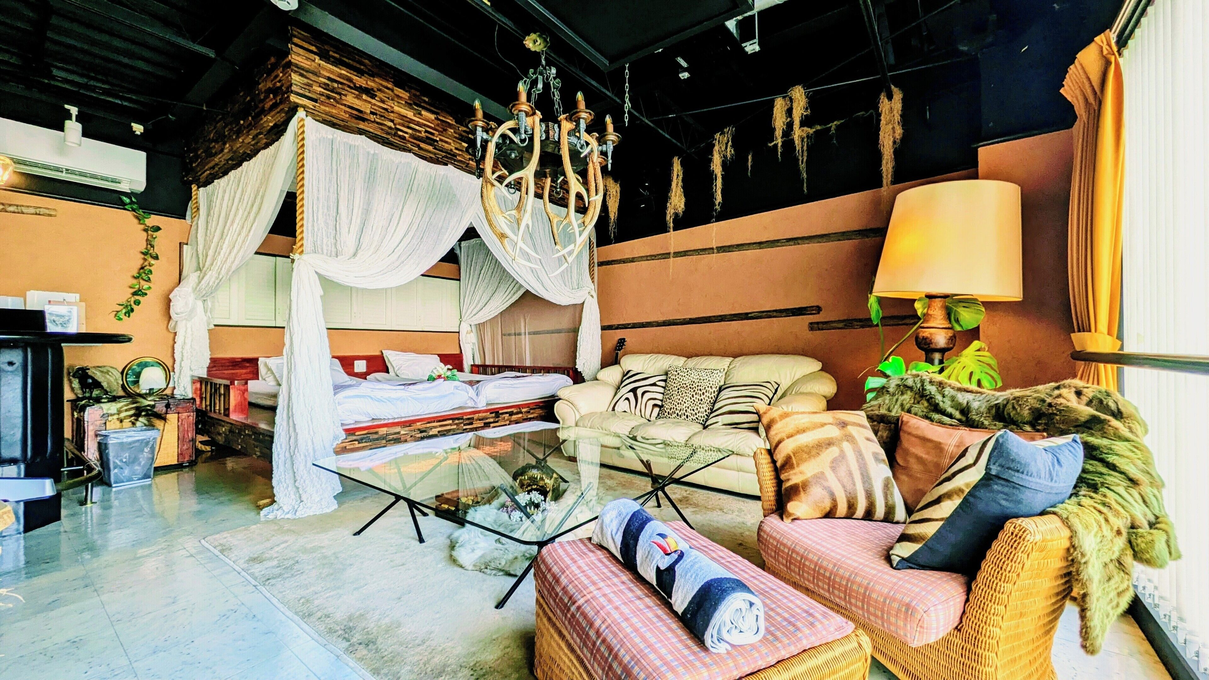 Un salon chaleureux avec un canapé, une table basse en verre et un coin salon confortable.