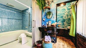 Ducha, bañera profunda, artículos de tocador gratuitos, secador de pelo