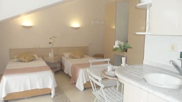 Studio | Safe på rommet, skrivebord og skrivebord for bærbar PC