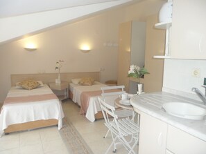 خزنة داخل الغرفة ومكتب ومساحة عمل للكمبيوتر المحمول