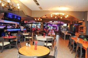 3 من المطاعم، حيث تُقدم وجبات الإفطار، الغداء، العشاء، الأطباق الصينية