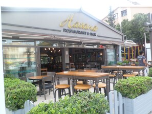 3 من المطاعم، حيث تُقدم وجبات الإفطار، الغداء، العشاء، الأطباق الصينية