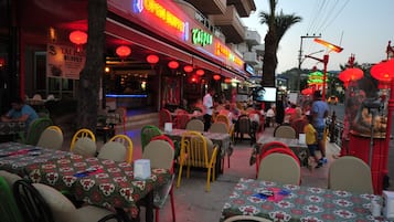 2 ravintolaa, joissa tarjoillaan aamiainen; kiinalainen keittiö