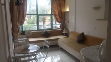 Leilighet, 1 soverom | Oppholdsområde | TV og peis