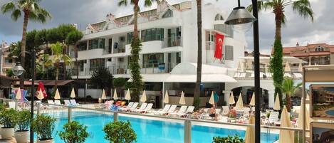 2 piscinas al aire libre, sombrillas, sillones reclinables de piscina