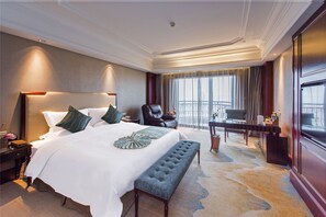 Habitación doble, balcón, vista al río | Minibar, caja de seguridad en la habitación y escritorio 