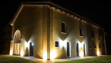 Fassade der Unterkunft â Abend/Nacht