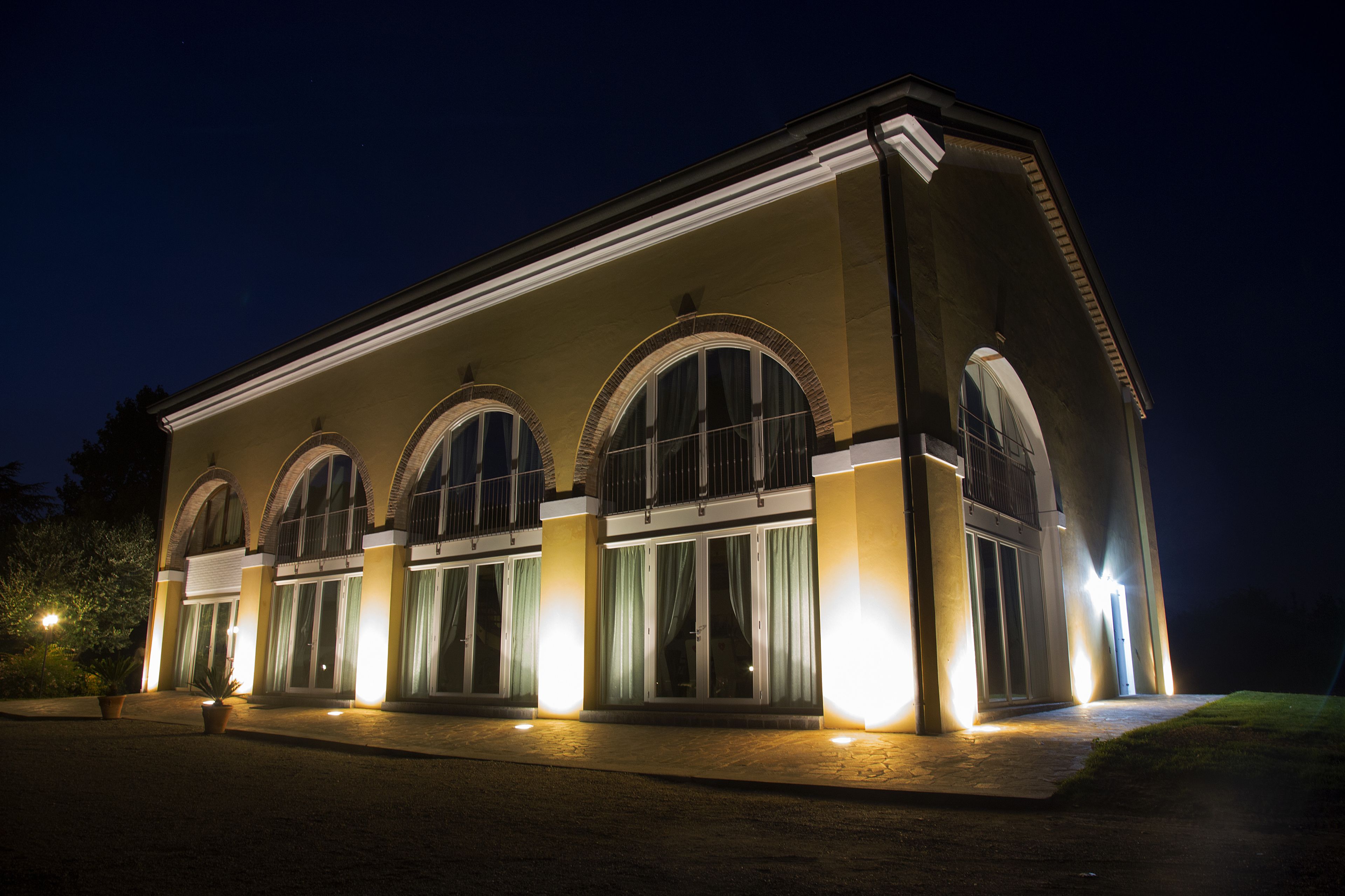 Voorkant accommodatie - avond/nacht