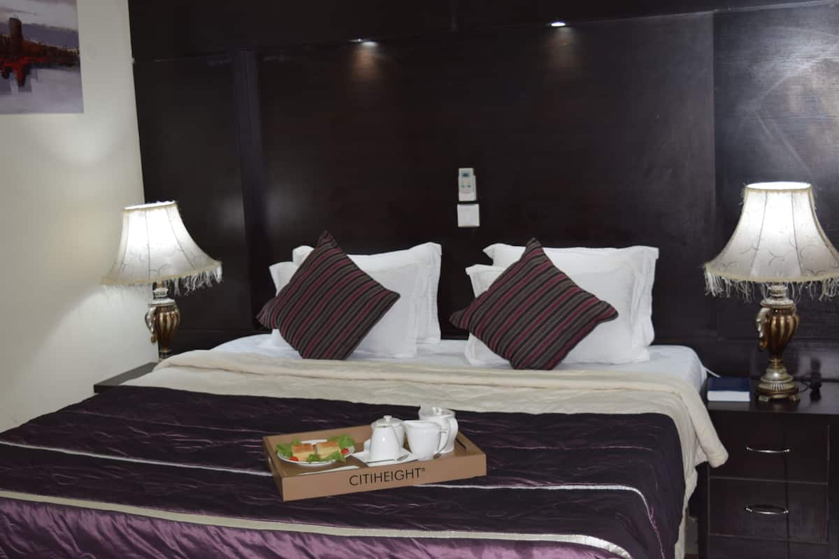 1 bedroom, premium bedding, free minibar items, in-room safe