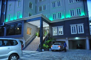 Façade de lâhĂ©bergement â soirĂ©e/nuit