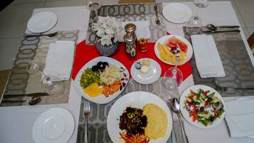 Breakfast, lunch, dinner served; local and international cuisine