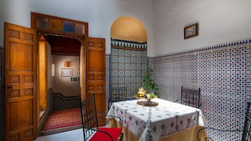 Suite (Zafran) | Bureau, rideaux occultants, chambres insonorisées