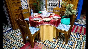 Petit déjeuner, déjeuner et dîner servis sur place