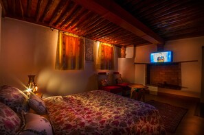 Standard Double Room (Warda) | Desk, blackout drapes, soundproofing, iron/ironing board - Riad Dar Jabador (Salé)