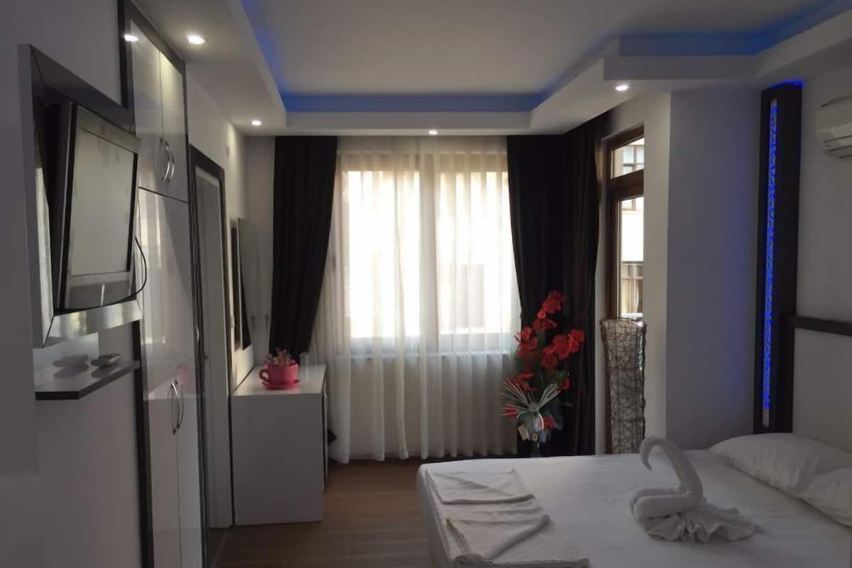 Standard Double or Twin Room | Minibar, in-room safe, desk, iron/ironing board