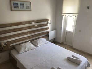 Standard-Doppelzimmer | Hochwertige Bettwaren, Zimmersafe, Schreibtisch, kostenloses WLAN