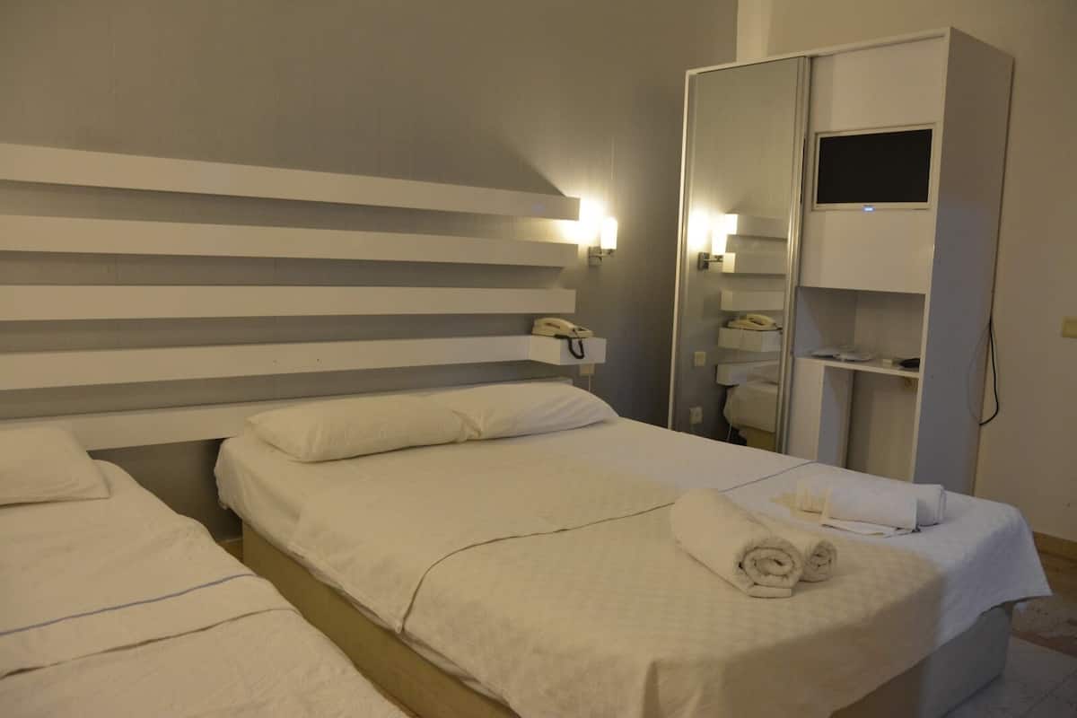 Triple Room, Non Smoking, Partial Sea View