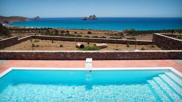Piscina externa, guarda-sóis, espreguiçadeiras