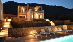 Fassade der Unterkunft – Abend/Nacht