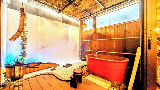 A rustic bathroom with a wooden floor, a red bathtub, and a hanging light fixture. - Yadoya Kyoto-Shimogamo (Kyoto)