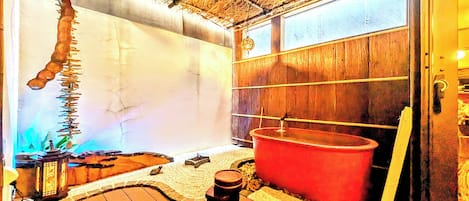 Suite (2 Semi-double beds+2 Japanese futons) | Badezimmer | Duschwanne, Whirlpool, Regendusche, Designer-Toilettenartikel