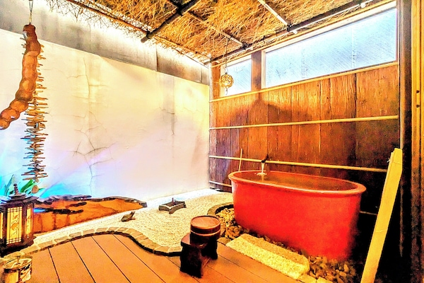 Suite (2 Semi-double Beds and 2 Japanese Futons) | Bathroom | Combined shower/tub, jetted tub, rainfall showerhead