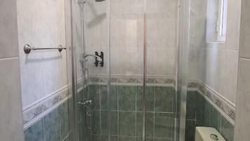 Doppel- oder Zweibettzimmer | Badezimmer | Kostenlose Toilettenartikel, Haartrockner, Handtücher, Seife