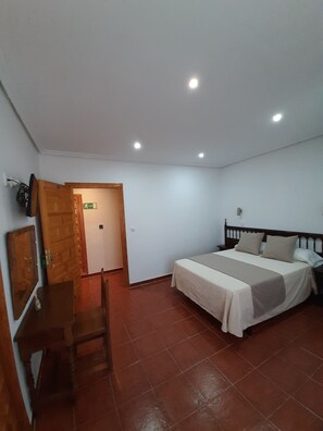 Standard Double Room | Desk, blackout drapes, free WiFi, bed sheets - Hostal Bellas (Ávila)