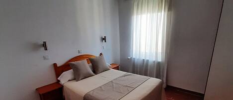 Habitació doble estàndard | Escriptori, cortines opaques, wifi gratuïta i roba de llit