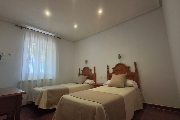 Una scrivania, tende oscuranti, Wi-Fi gratuito, lenzuola