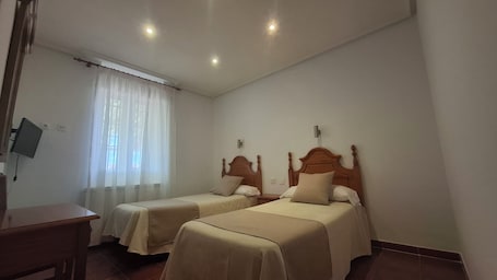 Escritorio, cortinas blackout, wifi gratis y ropa de cama . Hostal Bellas