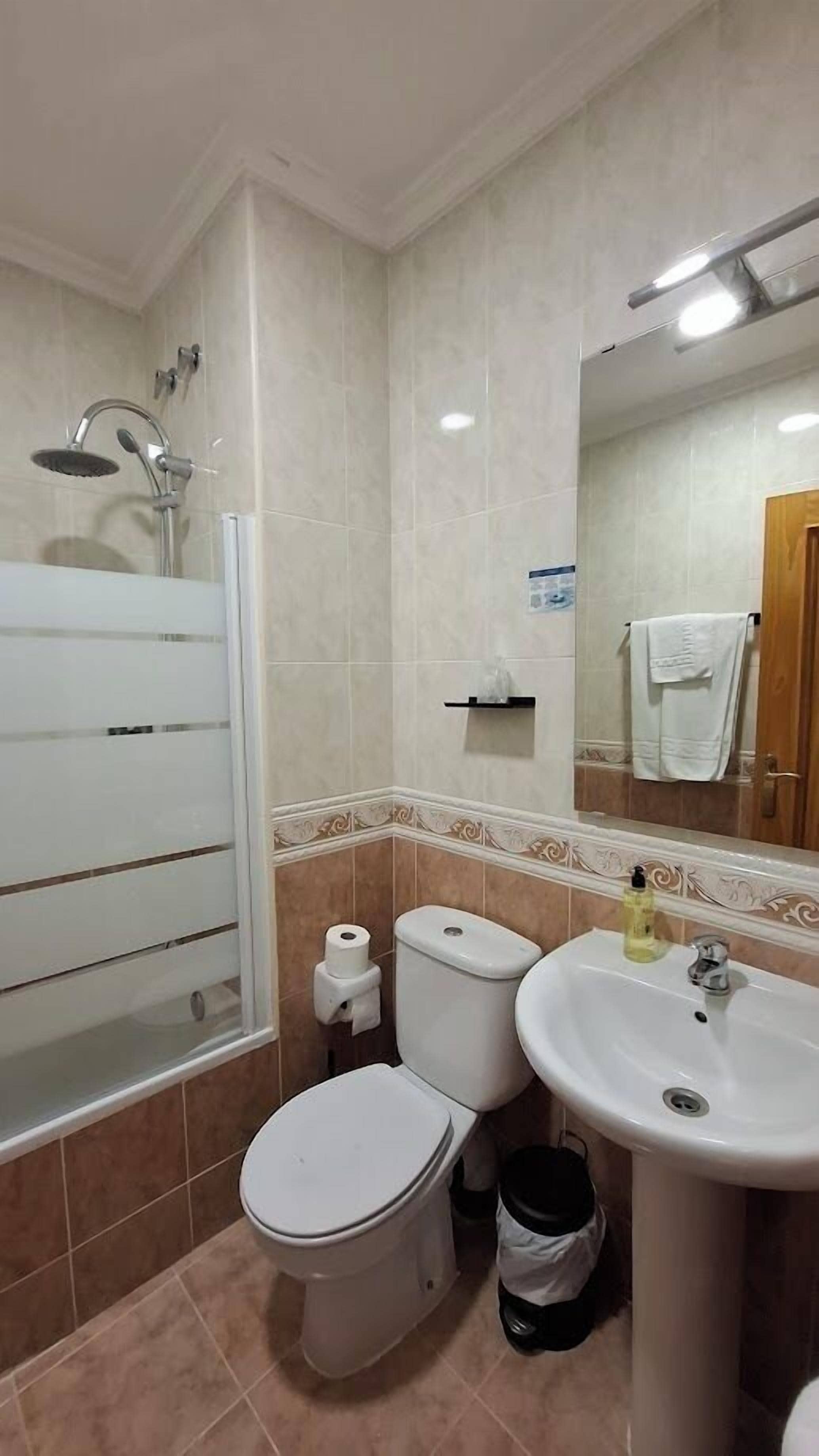 シングルルーム | バスルーム | 浴槽、バスアメニティ (無料)、ヘアドライヤー、ビデ