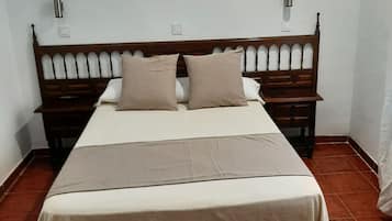 Habitación estándar doble | Escritorio, cortinas opacas, wifi gratis y ropa de cama