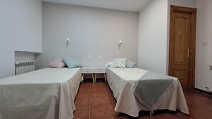 Habitación con 1 cama matrimonial o 2 individuales | Escritorio, cortinas blackout, wifi gratis y ropa de cama 