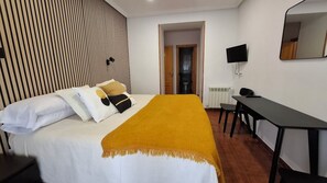 Classic Double or Twin Room | Desk, blackout drapes, free WiFi, bed sheets - Hostal Bellas (Ávila)