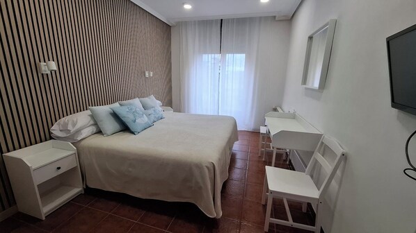 Habitación clásica con 1 cama matrimonial o 2 individuales | Escritorio, cortinas blackout, wifi gratis y ropa de cama 