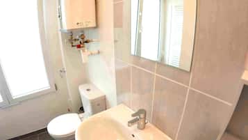 15 Studio lits twin | Phòng tắm | Buồng tắm vòi sen, khăn tắm
