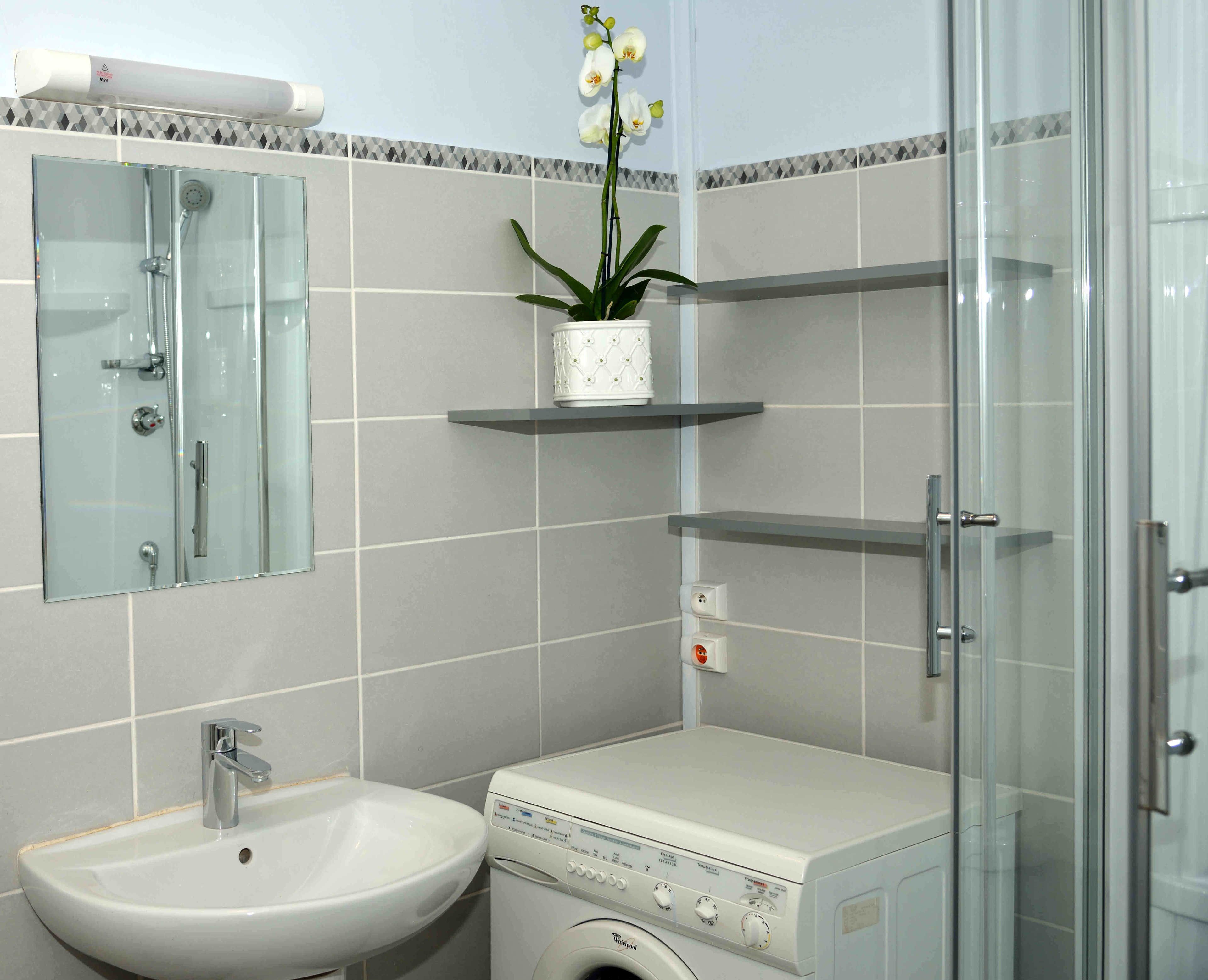 Nhà Duplex, 3 phòng ngủ | Phòng tắm | Buồng tắm vòi sen, khăn tắm 