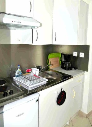 Studio (8) | Private kitchenette | Full-sized fridge, microwave, espresso maker, coffee/tea maker - Appart’hôtel Douai Gare (Douai)