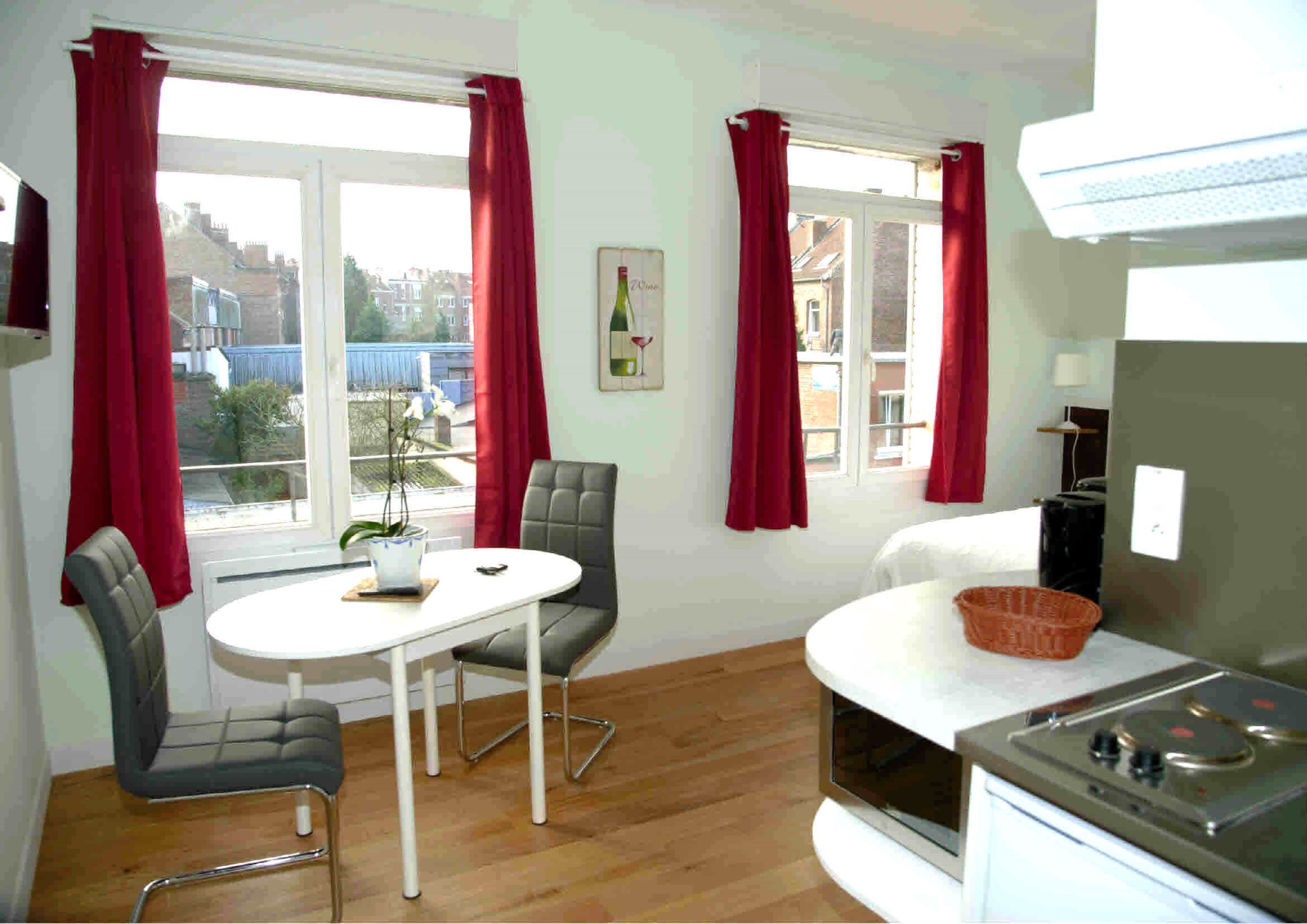 17 Studio lit double | Living area | Flat-screen TV