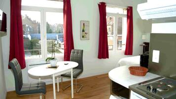 17 Studio lit double | Living area | Flat-screen TV